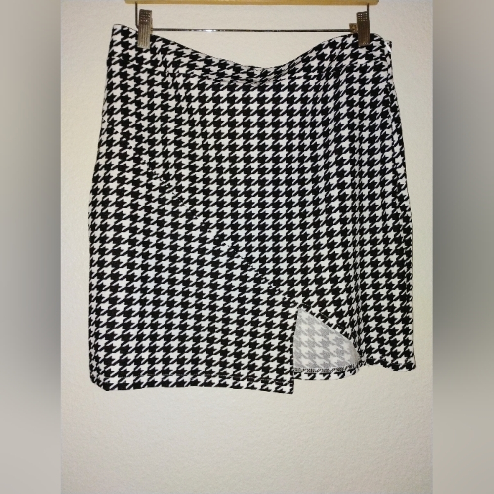 Houndstooth Black and White Skirt with Front/Side Slit